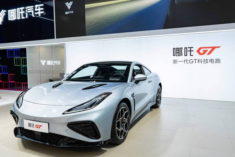 广州132哪吒汽车在智能汽车领域的表现，领途汽车在新能源汽车市场中的影响力